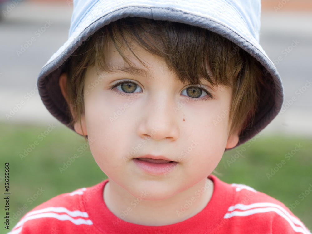 ragazzino con cappello alla pescatora ragazzino con cappello alla pescatora