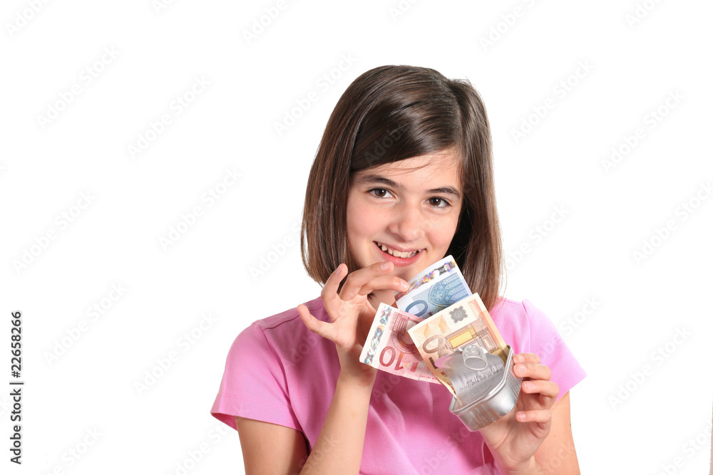 bambina trova banconote euro nella scatoletta bambina trova banconote euro nella scatoletta