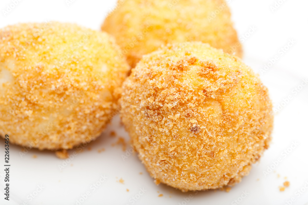 3 ganze Knödel mit Semmelbrösel 3 ganze Knödel mit Semmelbrösel