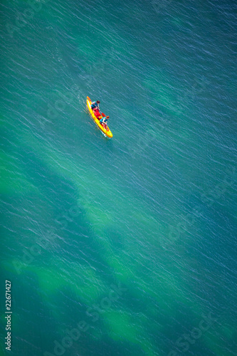 2 personnes dans un kayak