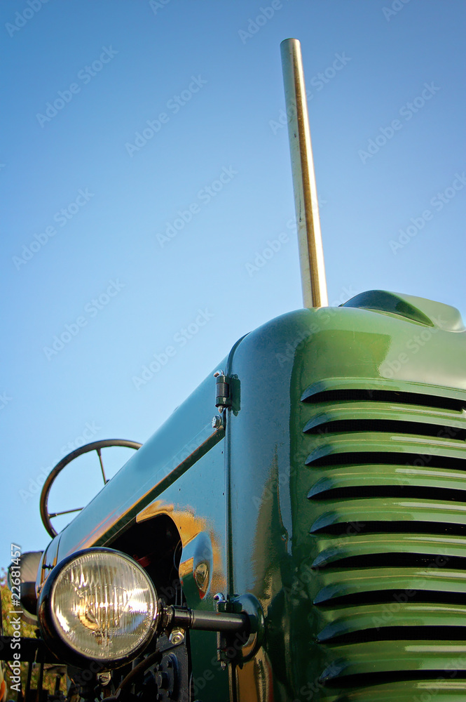 Naklejka premium Alter grüner Traktor