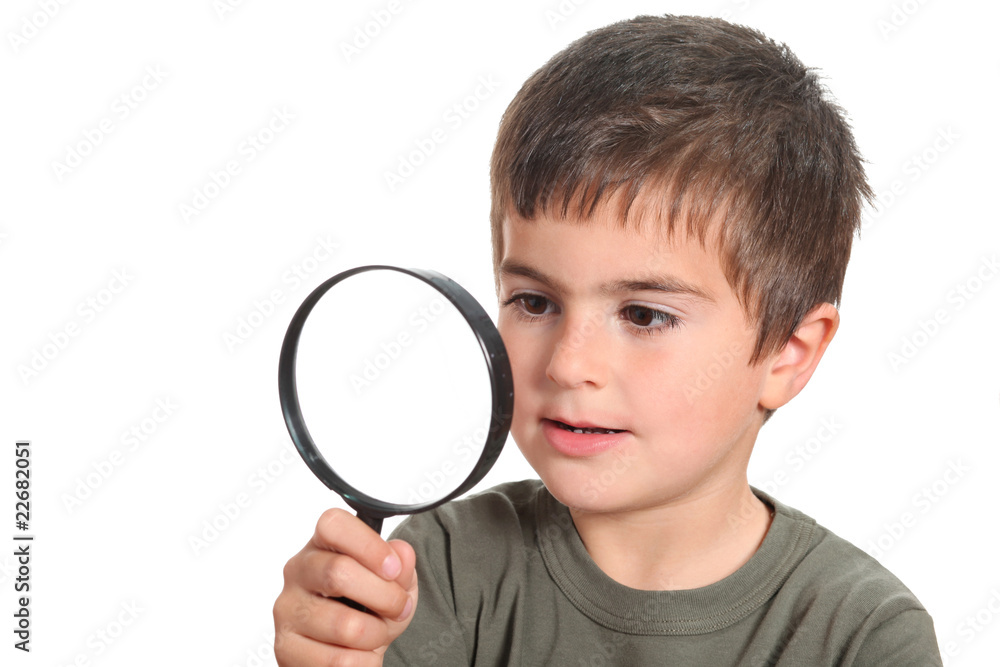 bambino osserva con la lente d'ingrandimento bambino osserva con la lente d'ingrandimento