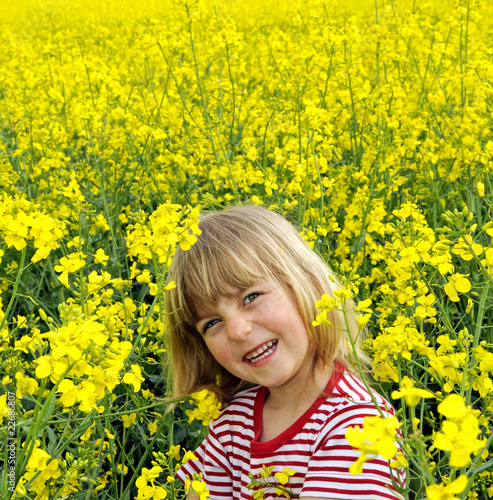 Kleines Mädchen im Rapsfeld