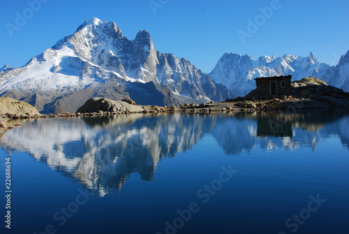 reflets des grandes jorasses sur le lac blanc photo