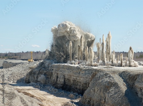 Fotografia Blast in open cast mining quarry
