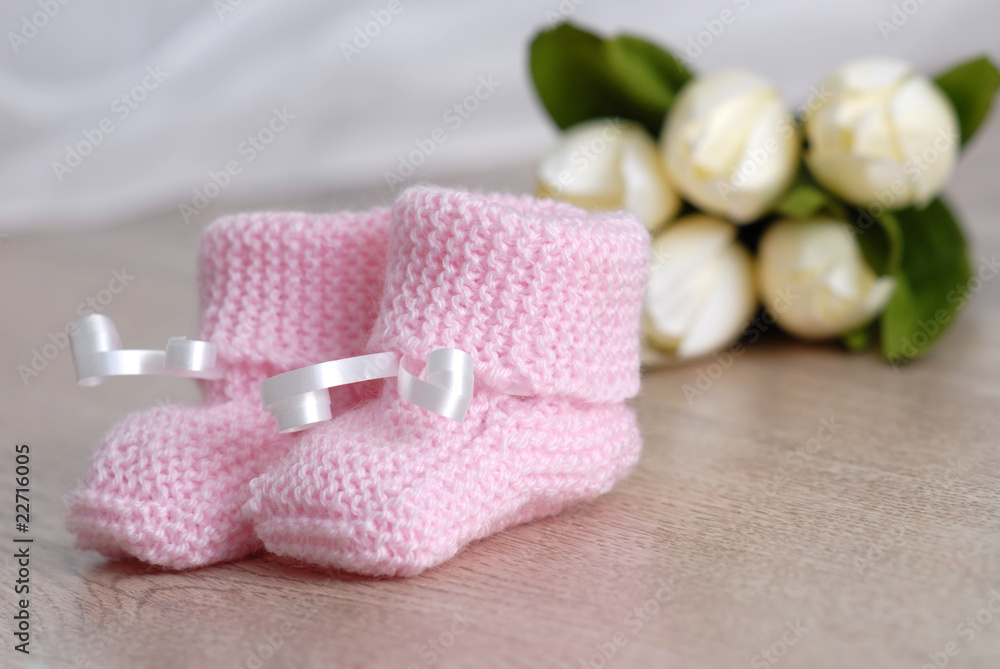 chaussons de bébé rose sur surface de bois chaussons de bébé rose sur surface de bois
