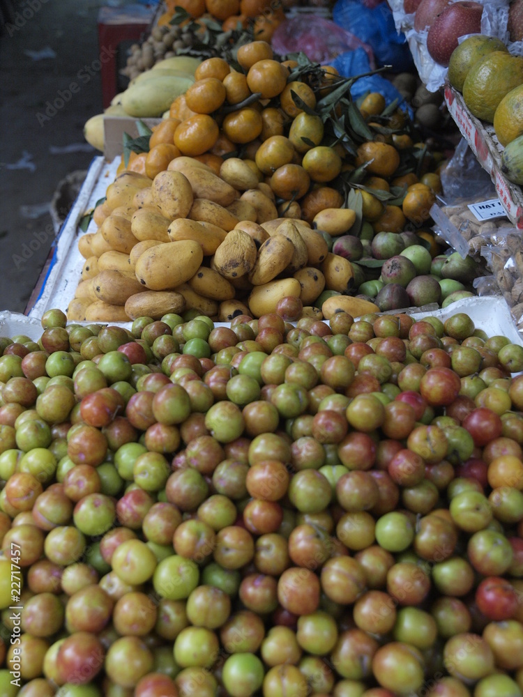 Fruta tropical en mercado callejero en Sapa (Vietnam)