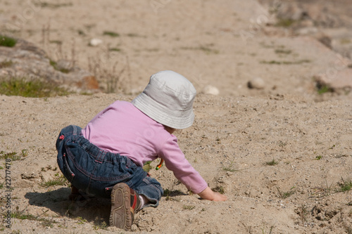 Petite fille jouant dans le sable