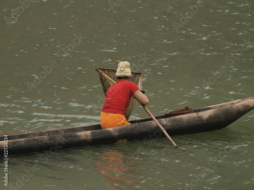 Pescando en un río en Vietnam