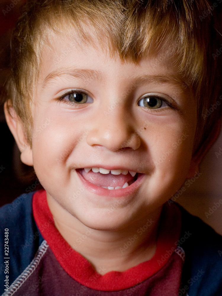 Foto Stock bambino sorridente | Adobe Stock