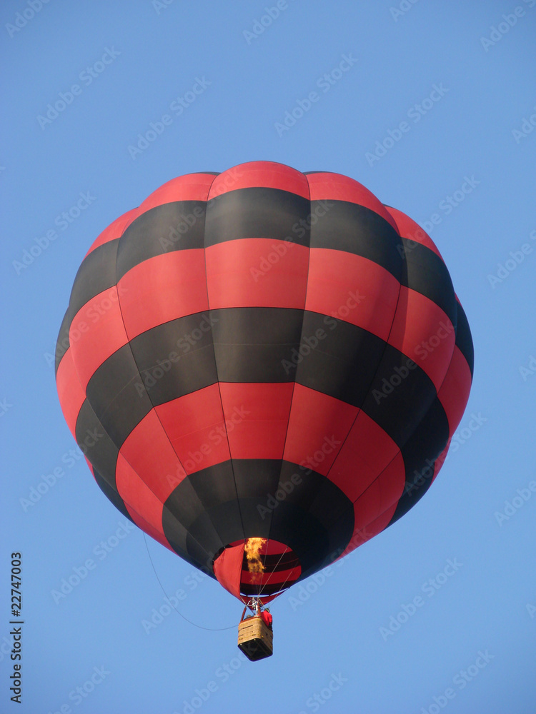Fototapeta premium Montgolfière rouge et noire
