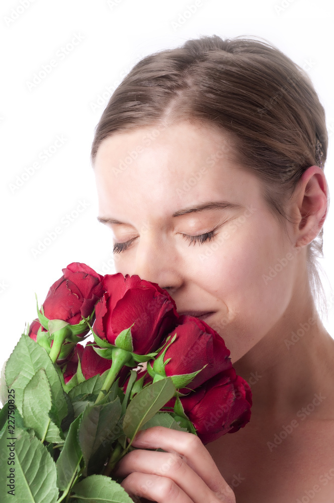 Junge Frau mit roten Rosen