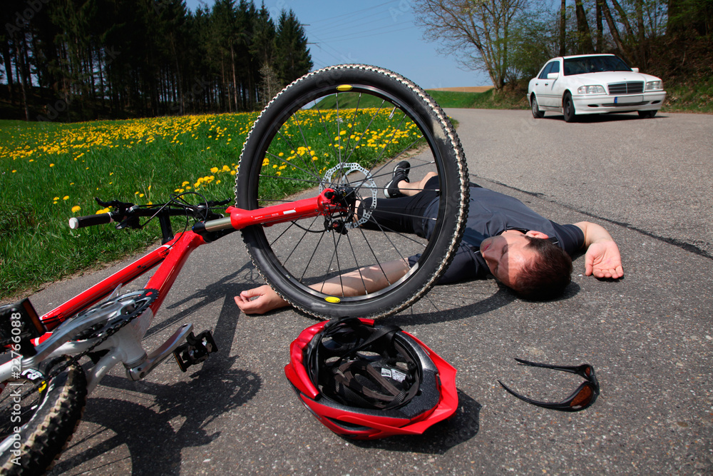 Radfahrer Unfall mit Mountainbike auf Landstraße – Stock-Foto | Adobe Stock