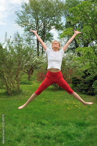 Fotografie Young woman practising - jump