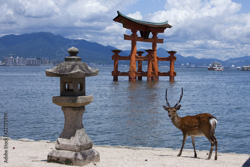世界遺産の宮島の鳥居と鹿と灯籠