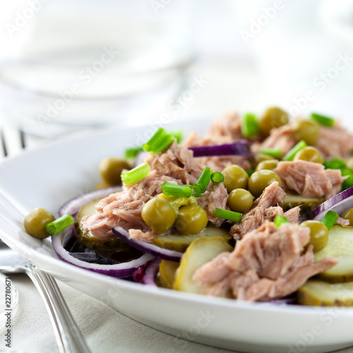 Tuna salad with peas and cucumber