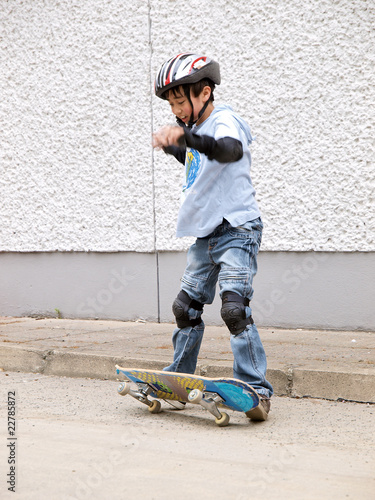 child skateboarding with helmet, knee pads & elbow protection