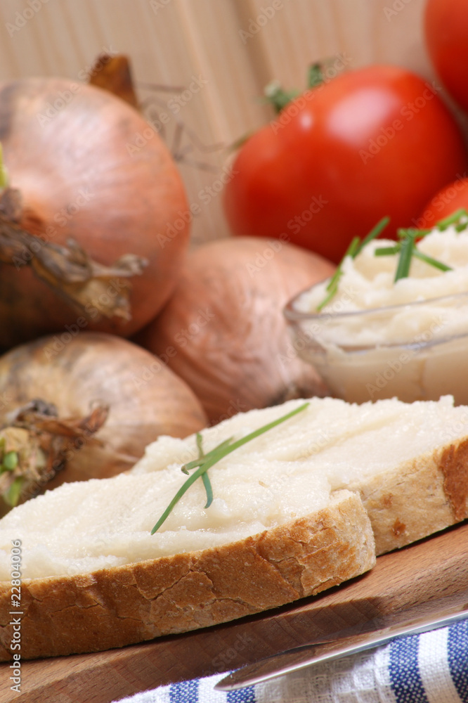 eine Brotscheibe mit hausgemachtem Schmalz eine Brotscheibe mit hausgemachtem Schmalz