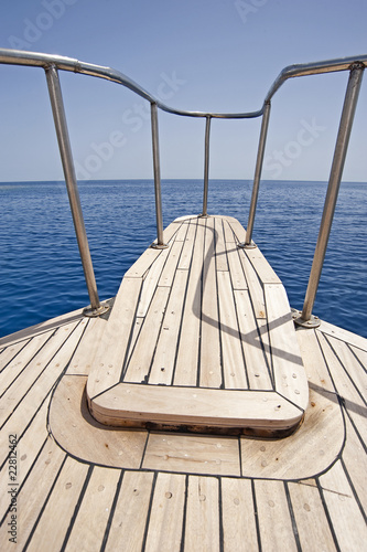 Billede på lærred View of the ocean from the bow of a sailing yacht