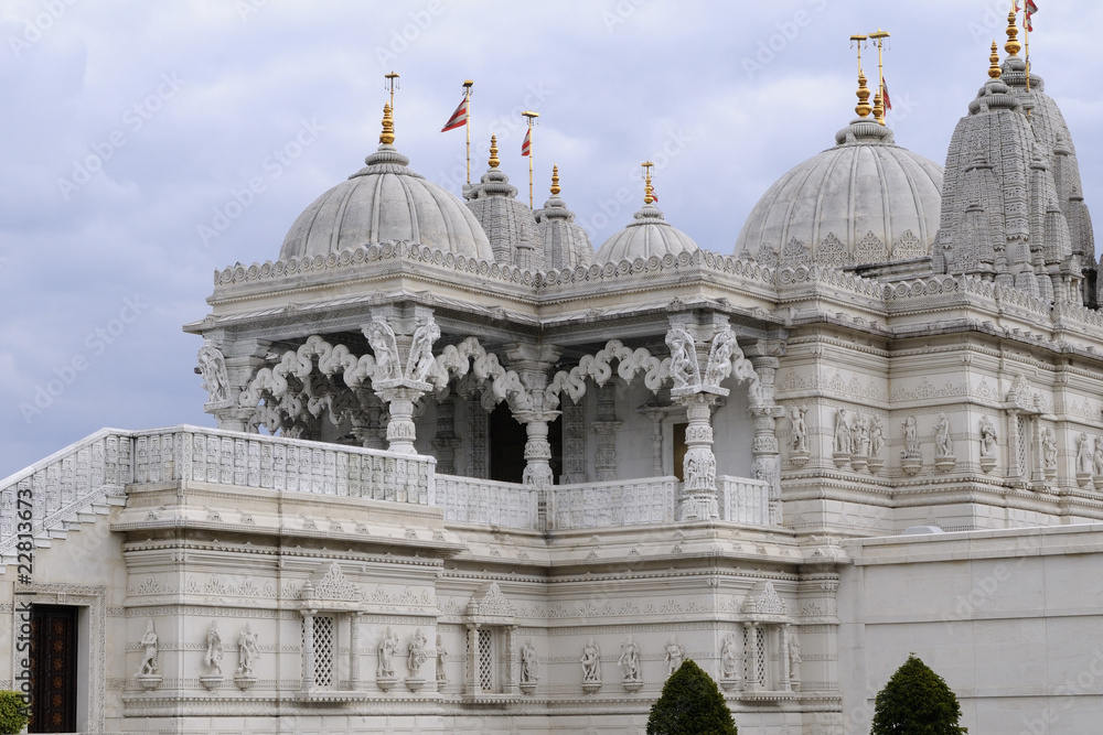 Fototapeta premium hindu temple witf flags flying