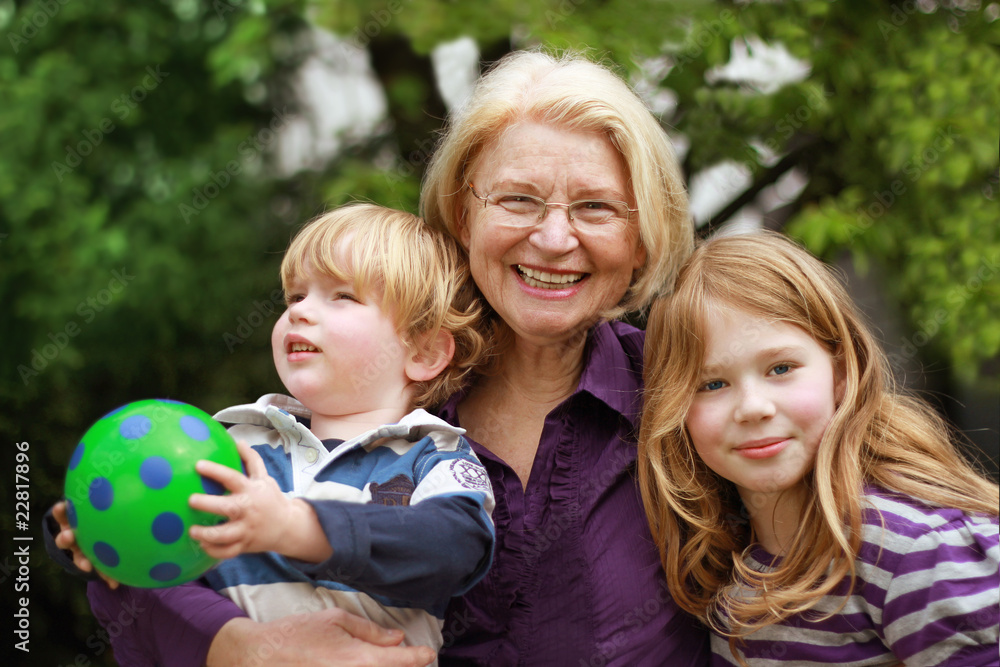 glückliche Oma mit ihren beiden Enkelkindern foto de Stock Adobe Stock