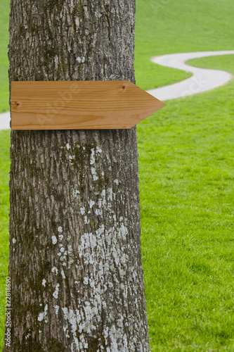 Holzschild am Baum