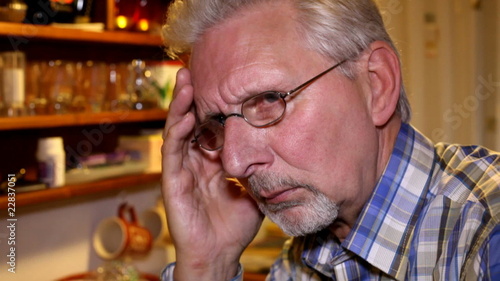 Alter Mann mit Kopfschmerzen