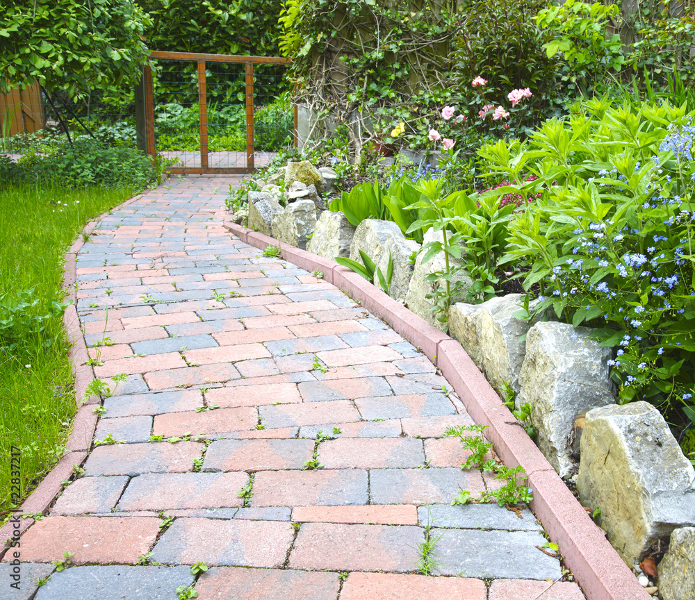 Wildgarten mit Gartenweg aus Naturstein StockFoto Adobe Stock