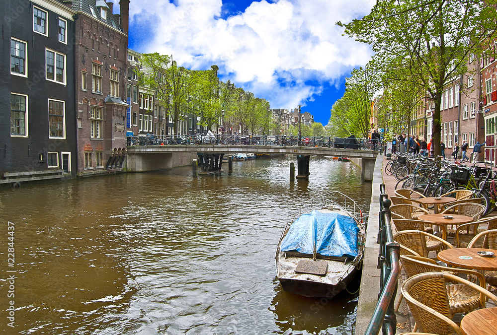 Terrasse et canal à Amsterdam