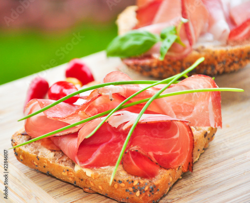 Vollkornbrötchen mit  Schinken photo