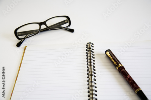 ペンと眼鏡とノートブック