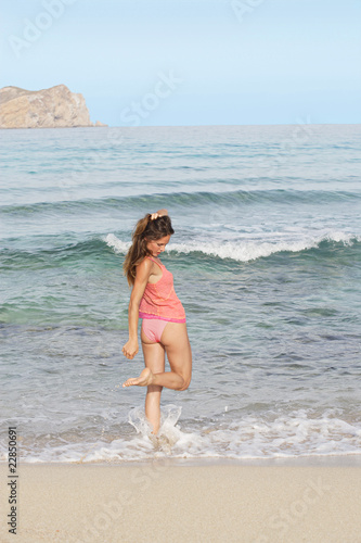 Saioa,chemise rose,plage,pied levé