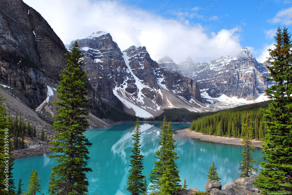 Obraz premium Jezioro morenowe w Parku Narodowym Banff, Alberta, Kanada