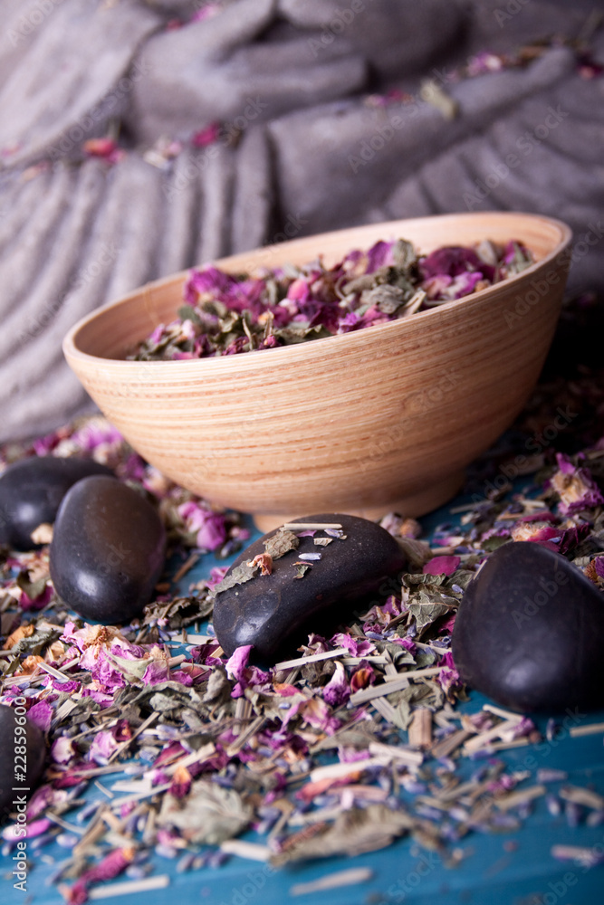 Buddha mit Massage Steinen und Schale mit Blüten Buddha mit Massage Steinen und Schale mit Blüten