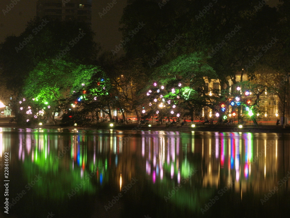 Lago iluminado por la noche en Hanoi (Vietnam) Lago iluminado por la noche en Hanoi (Vietnam)
