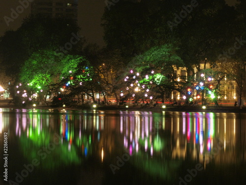 Lago iluminado por la noche en Hanoi (Vietnam)