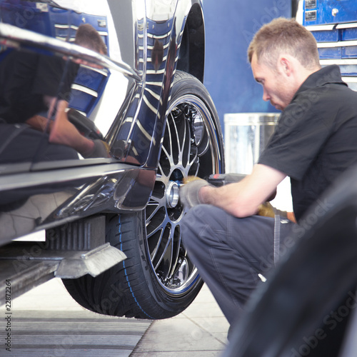 Cuadro en lienzo Tyre changing with new alu rim on a suv