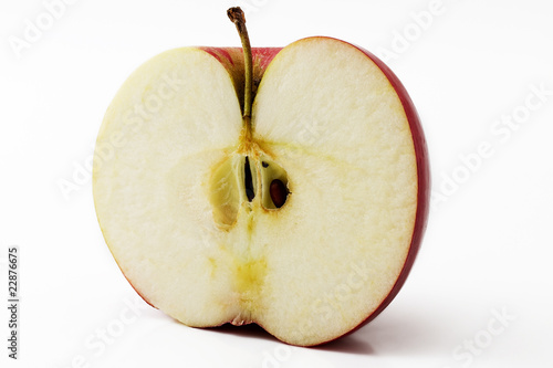 eine Apfelhälfte vor weißem Hintergrund