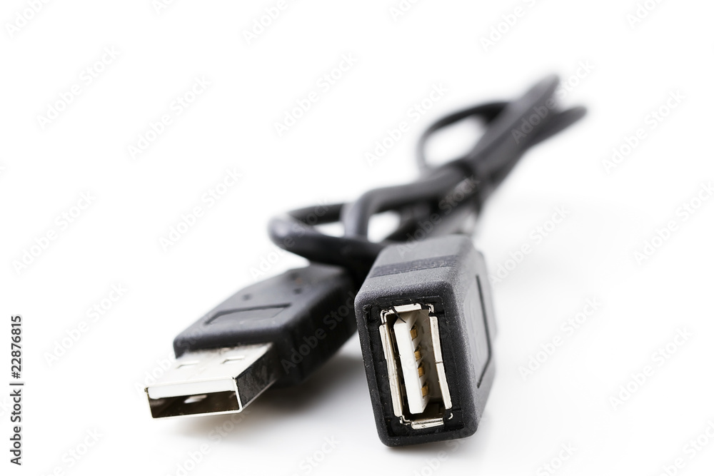 ein schwarzes USB Kabel vor weißem Hintergrund ein schwarzes USB Kabel vor weißem Hintergrund
