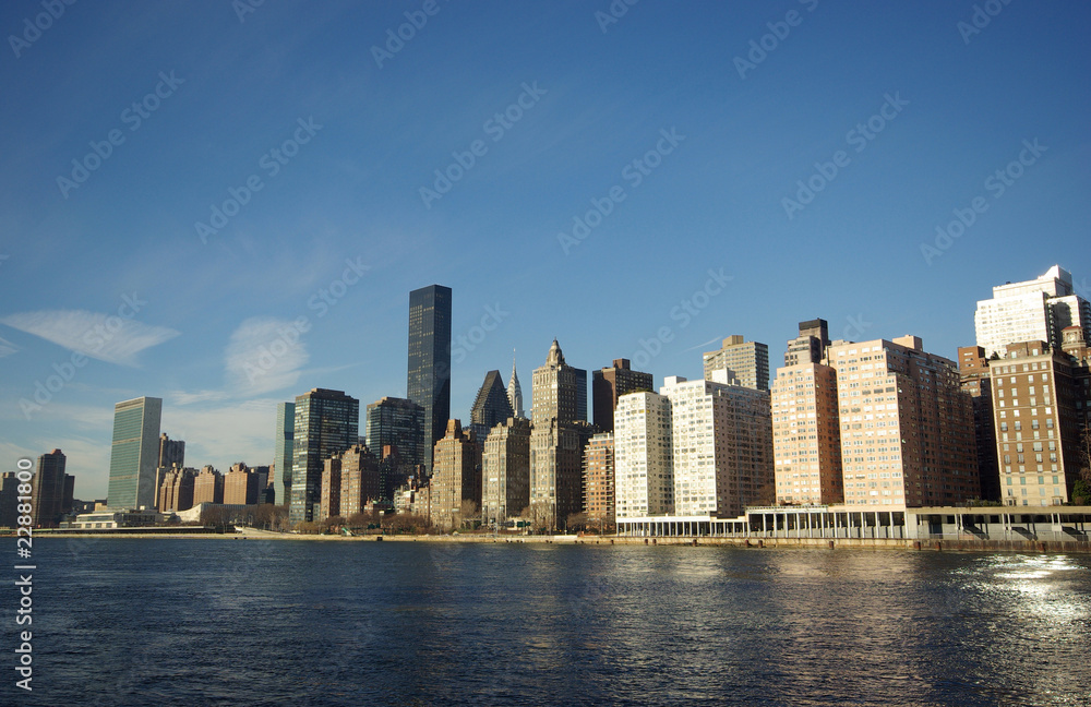 Fototapeta premium skyline de Manhattan sur East river, depuis Roosevelt island à New York, USA