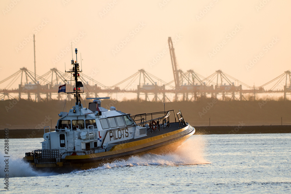 Fototapeta premium Pilot-boat full speed ahead