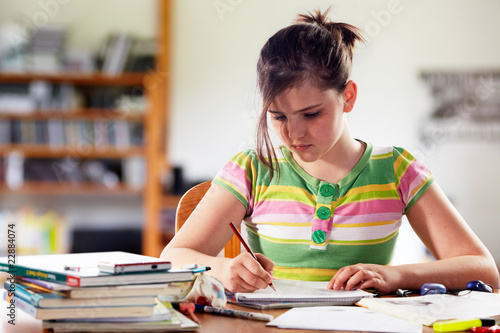Fotografie teennager girl doing homework 08