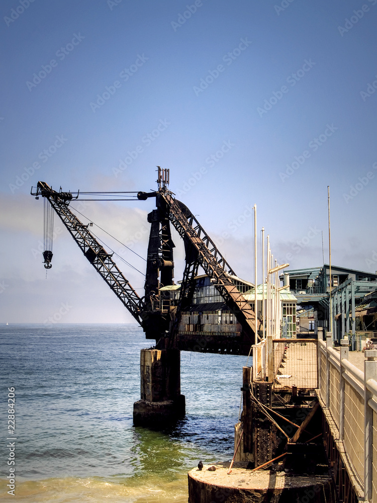 Grúa en muelle