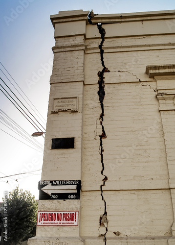 edificio agrietado por terremoto Chile 2010