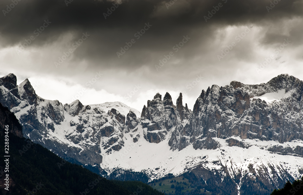 Dramatische Wolken im Gebirge