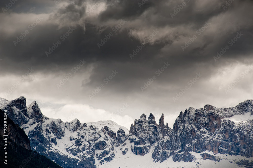 Dunkle Wolken in den Dolomiten