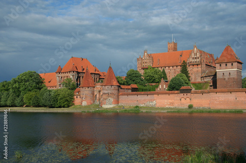 Obraz na płótnie Malbork castle from opposite river bank w salonie