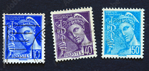 Trois timbres type Mercure