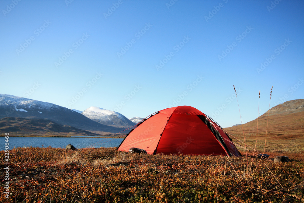 rotes Zelt in Lappland im Herbst