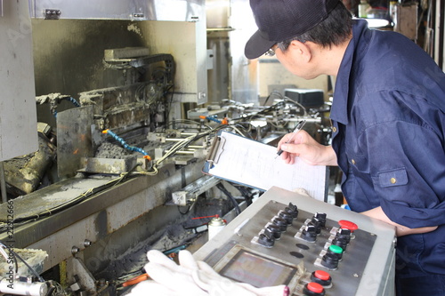 製造機械　調整男性